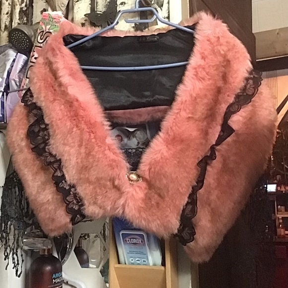 Stunning vintage / goth style wrap with brochette. - Picture 4 of 4